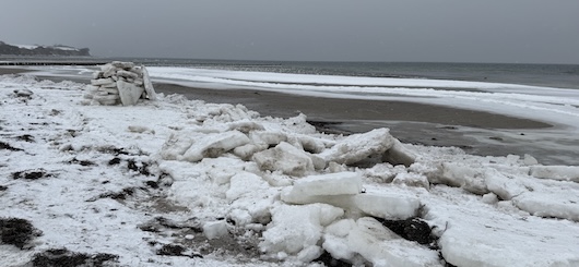 Niedrigwasser und Eis an der Ostsee