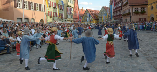 Dinkelsbühl feiert zehn Tage  das historische Fest Kinderzeche - auch mit vielen Vokstänzen